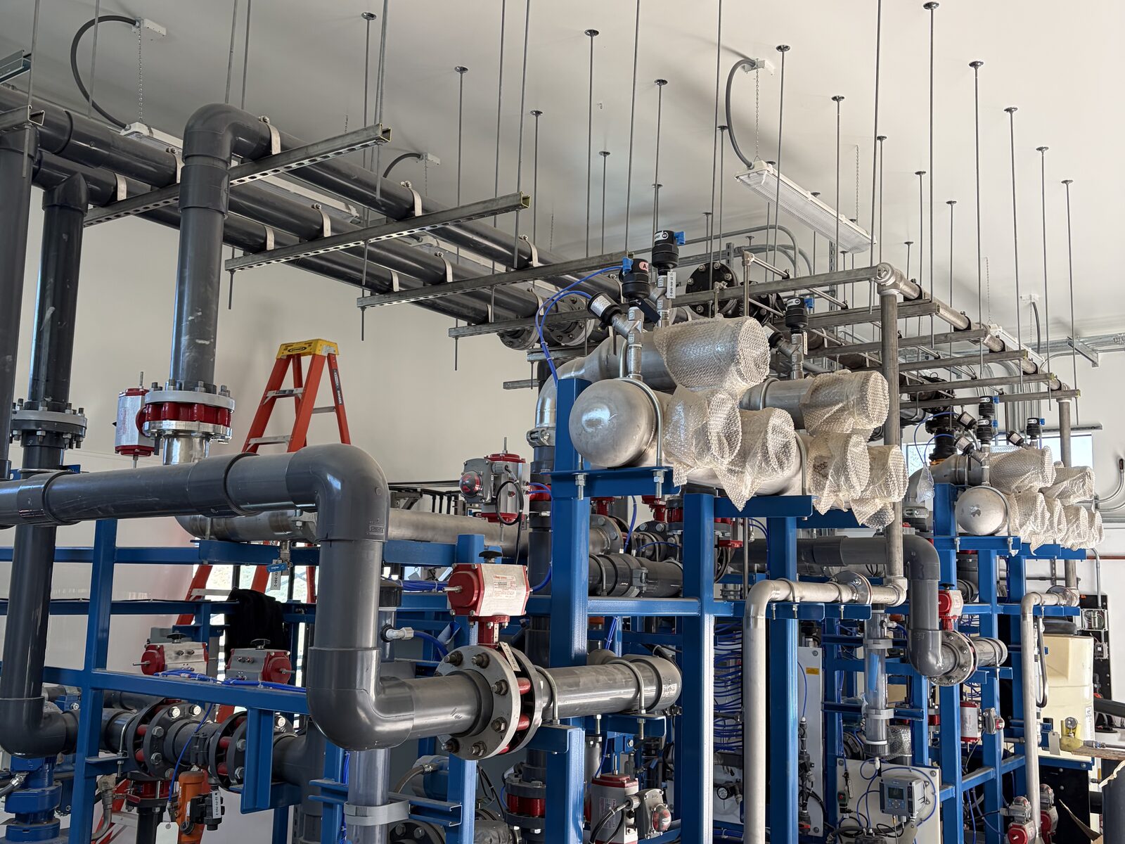 Fusion Electric conduit and instrumentation above process pipework at an industrial plant